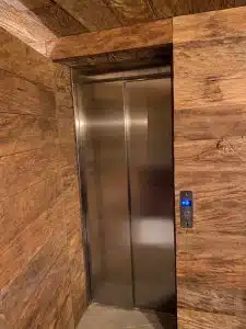 elevador para um comércio de dois andares