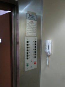 placa empresa de manutenção elevador
